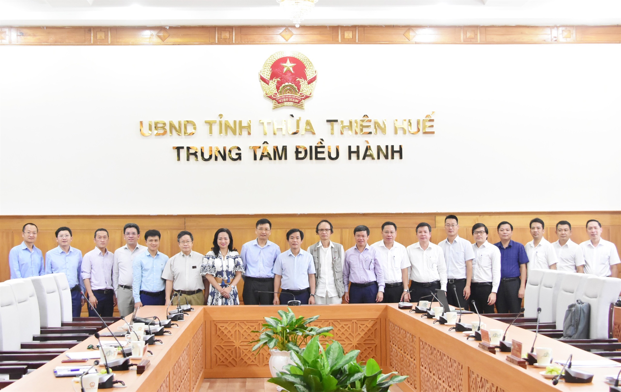 Chủ tịch UBND tỉnh Thừa Thiên Huế làm việc với các nhà khoa học, chuyên gia của Viện Toán học và HTX Nông nghiệp số